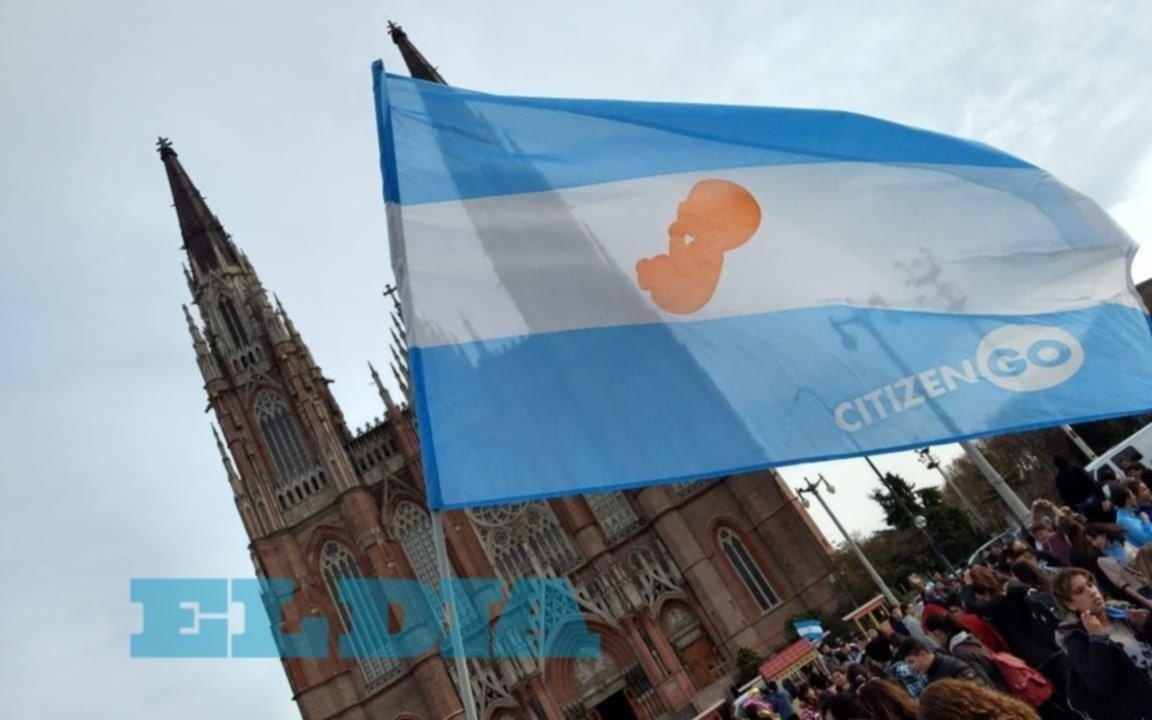 Platenses se manifestaron contra el aborto en Plaza Moreno