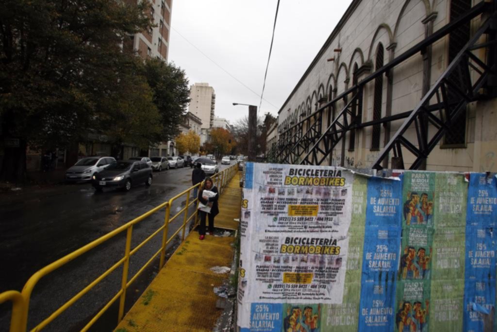 La “pasarela” de 5 entre 47 y 48 se transformó en un peligro para peatones