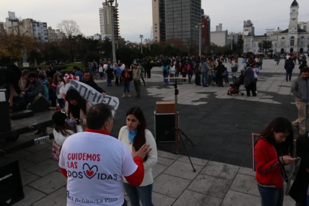 En plaza Moreno, una marcha de rechazo y pintadas