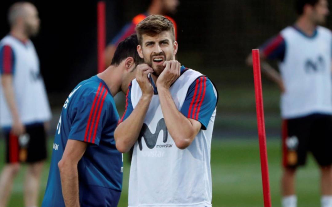 Susto en España: Piqué tuvo que abandonar la práctica 