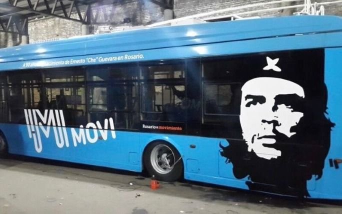 Plotearon un micro con la cara del Che Guevara y explotó el escándalo en Rosario