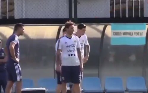 Una curiosa bandera, dedicada a un viejo rival, apareció en el banco argentino