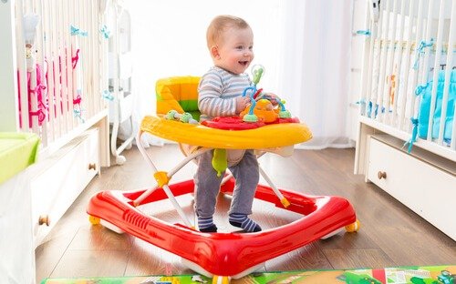 Kinesiólogos bonaerenses advierten sobre el uso de andadores para bebés