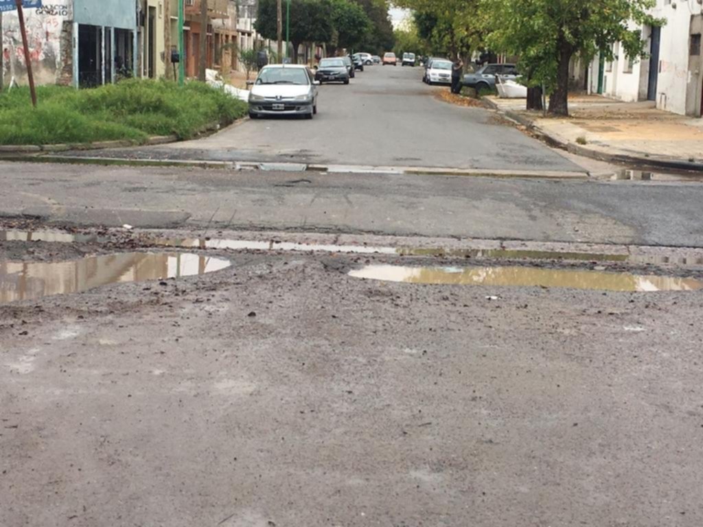 Vecinos de Los Hornos aislados por los baches