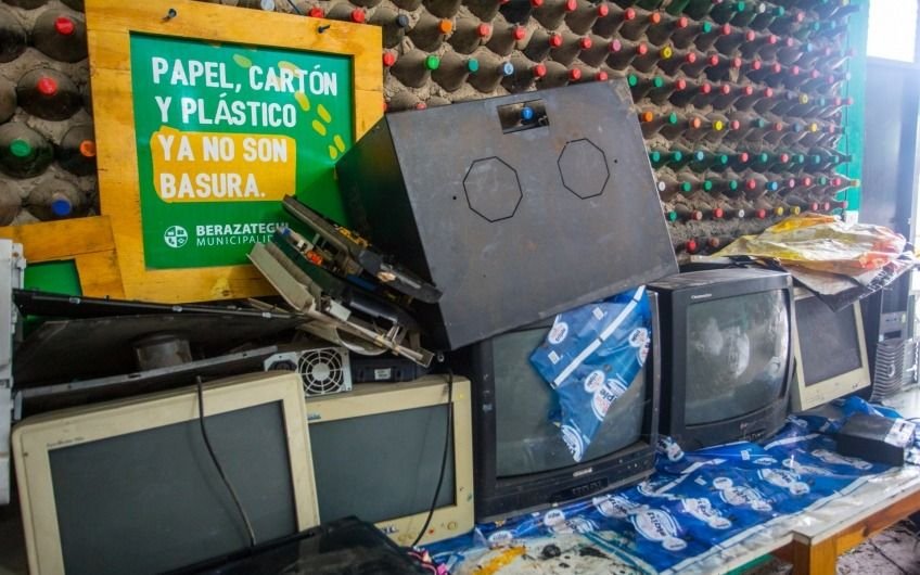 Reciclan objetos electrónicos en desuso  