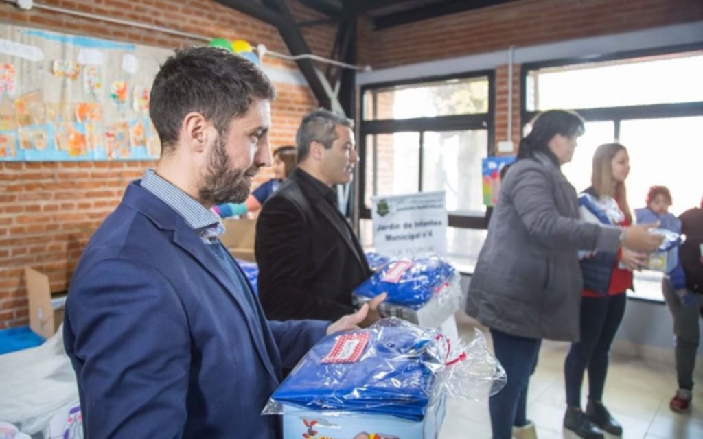 Municipio entregó botas y capas de lluvia a alumnos del Jardín Nº 4 
