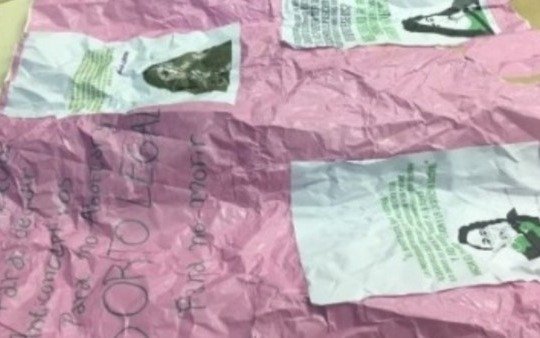 Inician sumario a un docente que desechó un cartel a favor del aborto hecho por alumnos