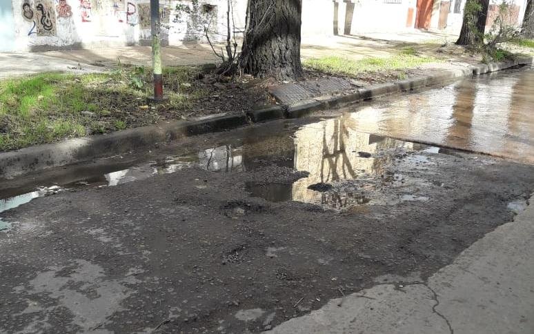 Calle intransitable en el barrio Hipódromo: baches y lagunas
