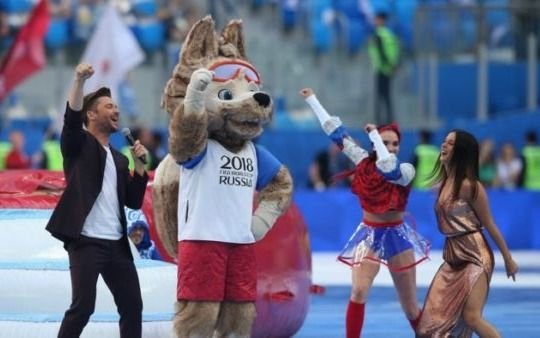 Juegos y vacas de colores en los preparativos para el partido inaugural