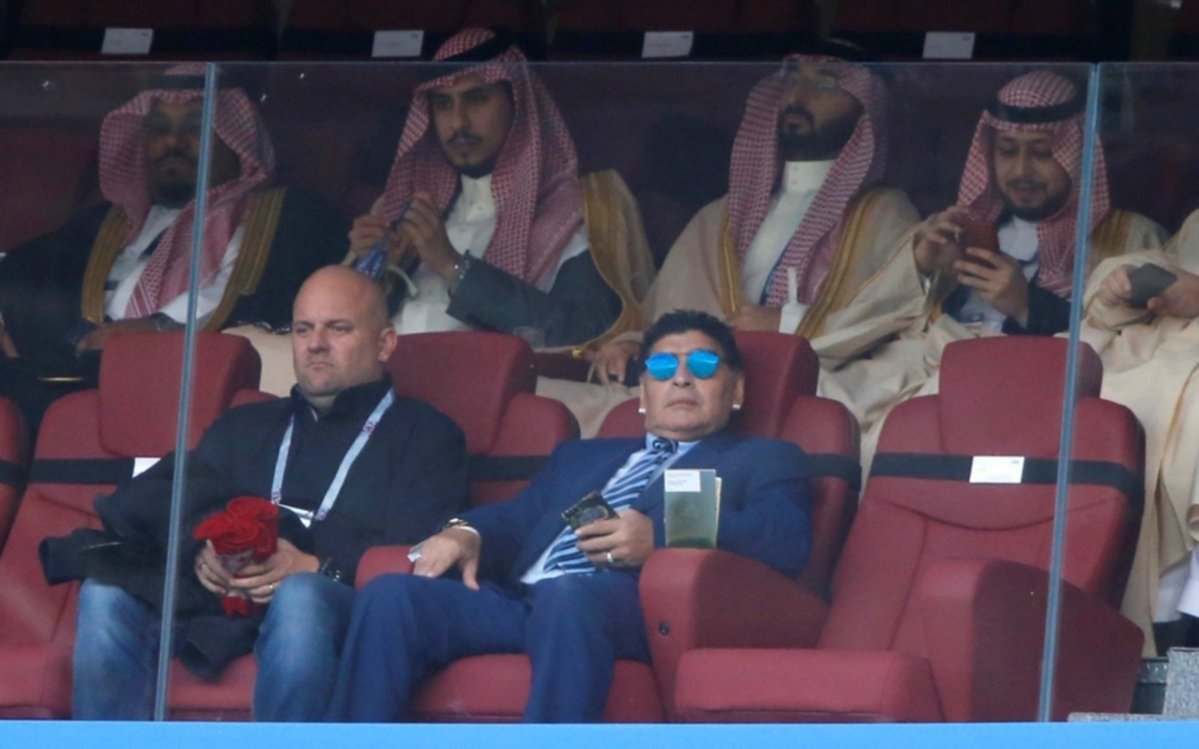 Maradona, con anteojos de sol, lo miró desde un palco