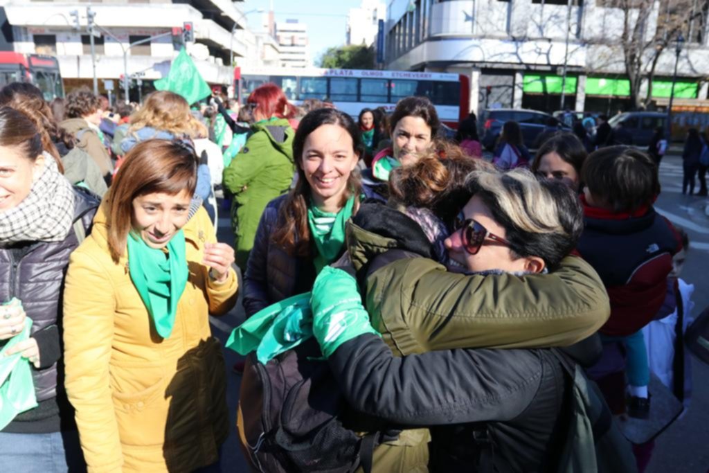 “Pañuelazo verde” frente a la Catedral y en el centro