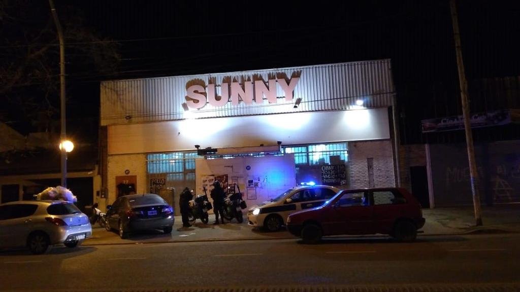 Una banda asaltó un supermercado chino e hirió a culatazos al dueño
