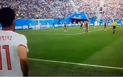La curiosa forma de un iraní para sacar los laterales