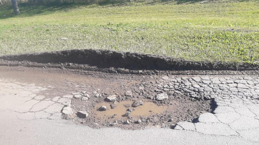Un enorme bache que rompe llantas en 637 y 25