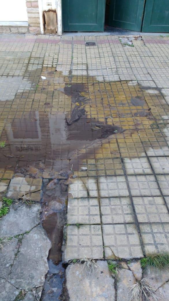 Una laguna en la calle y adentro ni una gota de agua