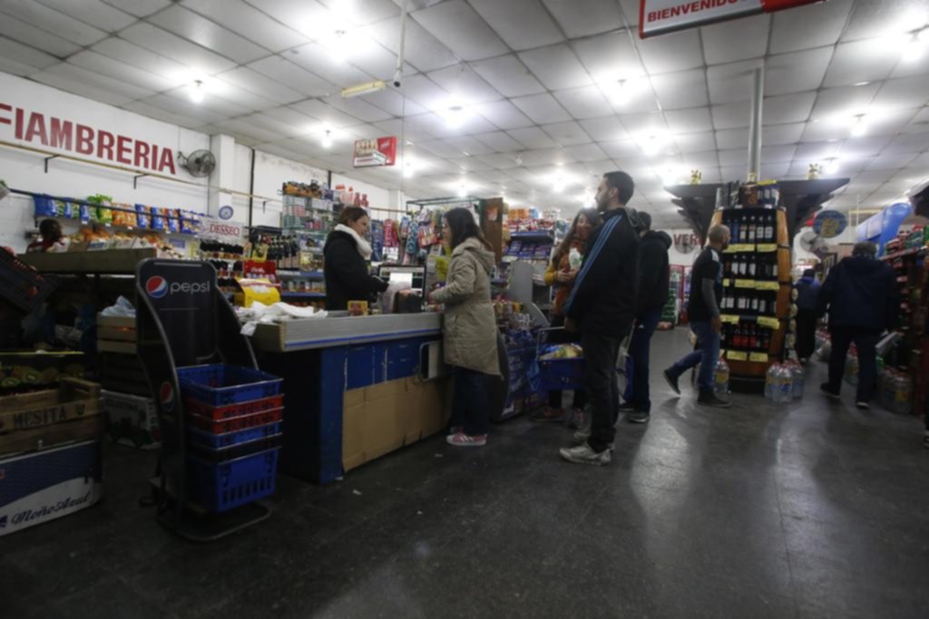 Hubo tres tiros, dos culatazos y pánico en el asalto al supermercado chino de 122 y 34