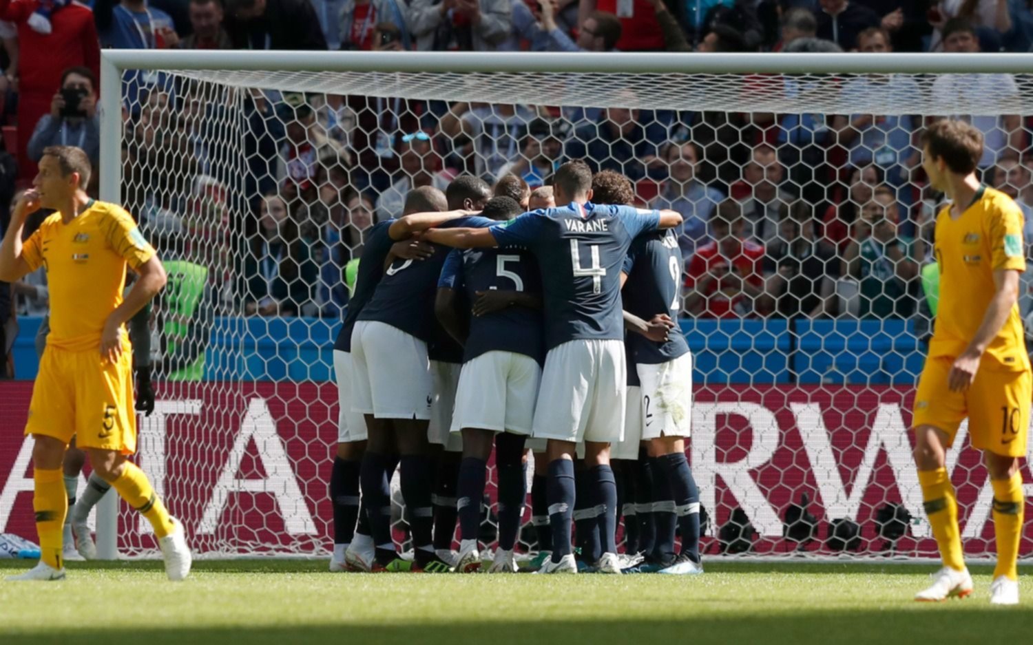 En un partido polémico, con VAR incluido, Francia venció a Australia