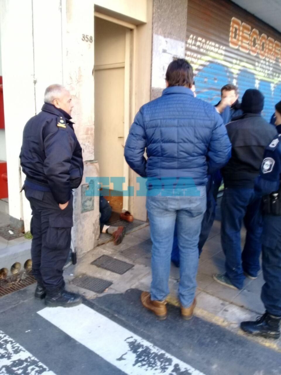 Horror en 7 y 39: hallaron a un hombre sin vida en la puerta de su casa