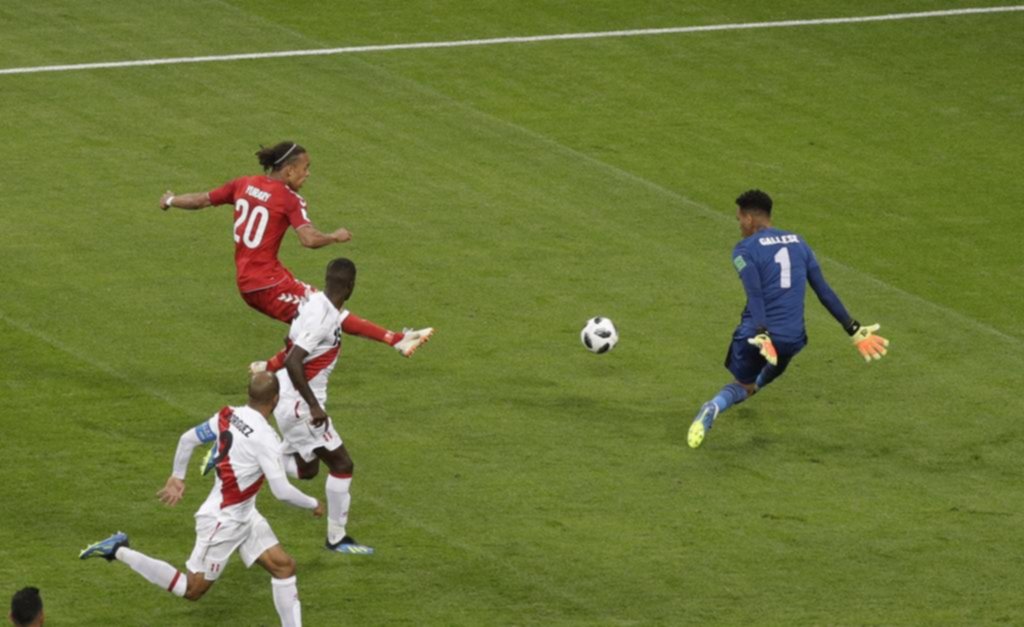 Perú tropezó en su retorno Mundial y cayó con Dinamarca