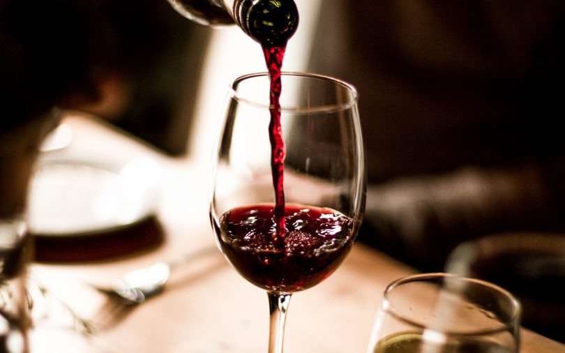 Tomar más de tres copas de vino al día puede causar cirrosis en 10 años