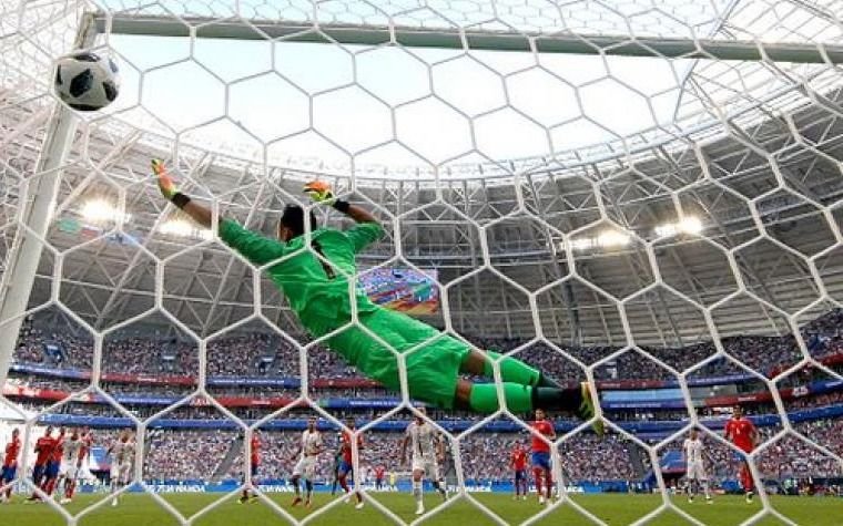 Tiro libre, golazo y como premio un espectacular regalo para un jugador serbio