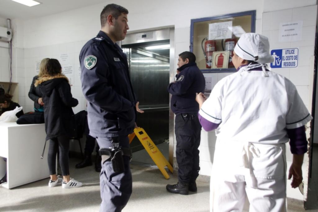 Susto y cuatro heridos al caer un ascensor en el hospital San Roque de Gonnet
