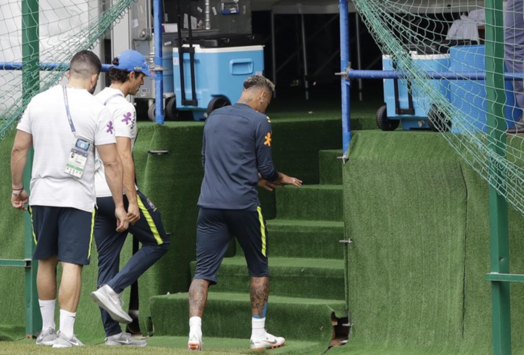 Neymar tuvo que abandonar la práctica y hay alarma en Brasil