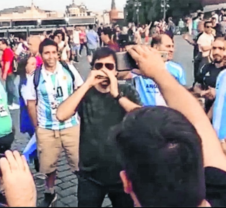 Ciro tocó el himno con su armónica en la Plaza Roja