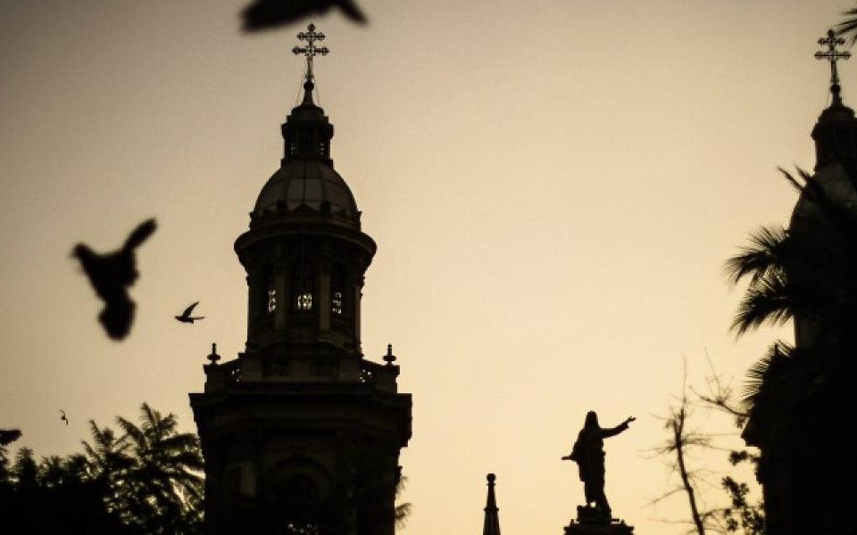 Arzobispado chileno de Santiago suspende a otro cura acusado de abuso