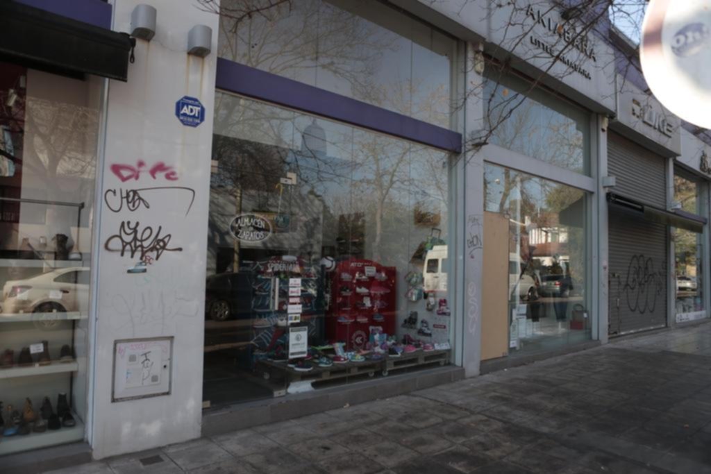 Nenes asaltaron un negocio en el centro de City Bell: el cuarto robo en una cuadra, en un mes