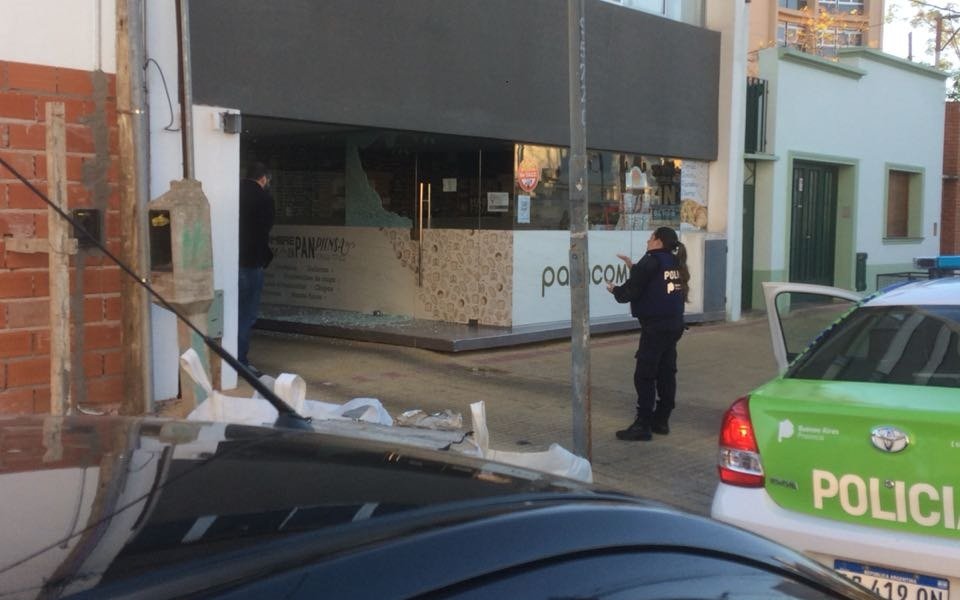 Destrozan un blindex en panadería de 26, 58 y 59