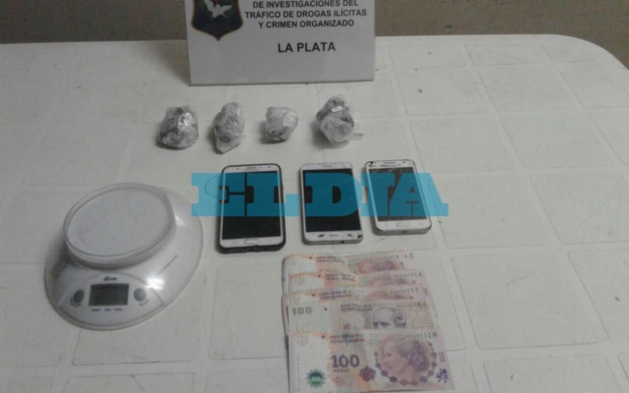 Lo sorprenden "in fraganti" con cuatro trozos de marihuana en 42, 2 y 3