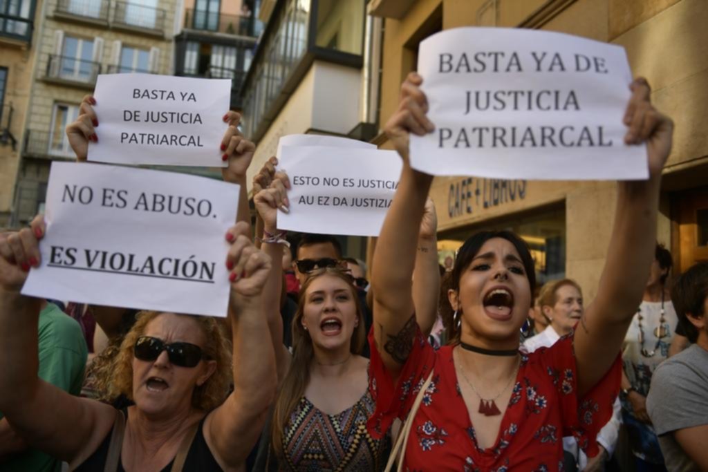 Protestas en España por la libertad de una pandilla acusada de abusar de una joven