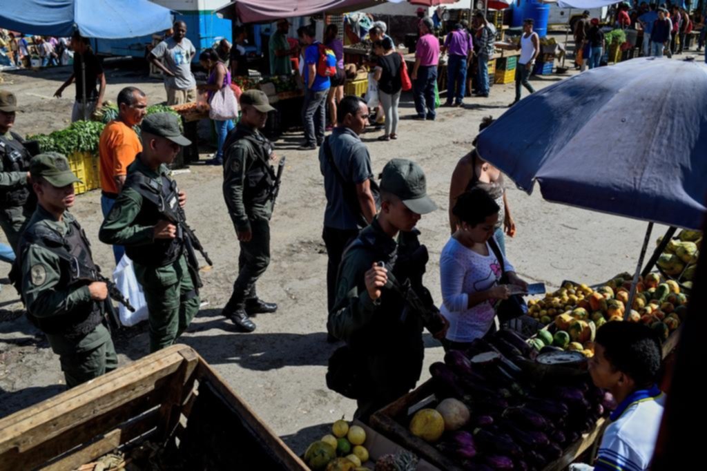 Militares toman los mercados de alimentos en Venezuela