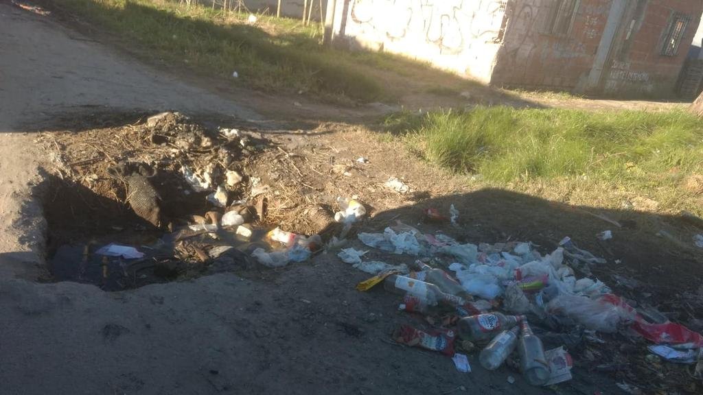 Pozos y basura complican el tránsito en 4 y 99