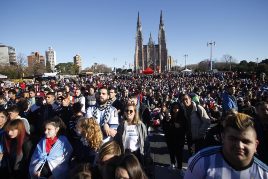 Plaza Moreno al ritmo del Seleccionado Argentino: del entusiasmo a la resignación