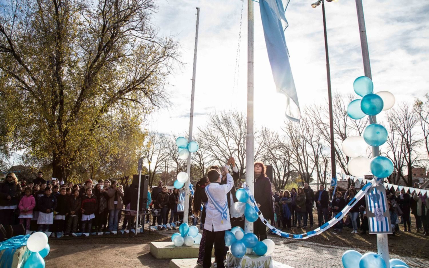 Alumnos de cuarto grado y ex combatientes juntos 