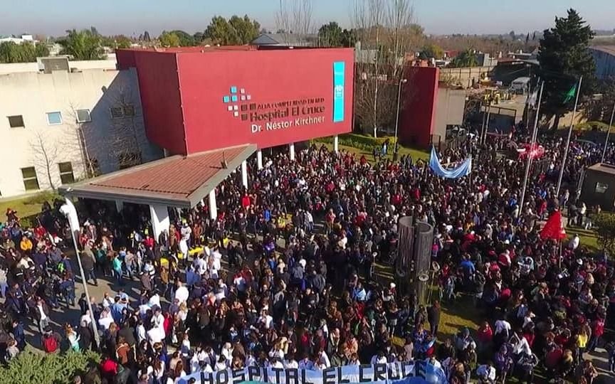 Abrazo solidario en rechazo al ajuste del Hospital El Cruce de Florencio Varela