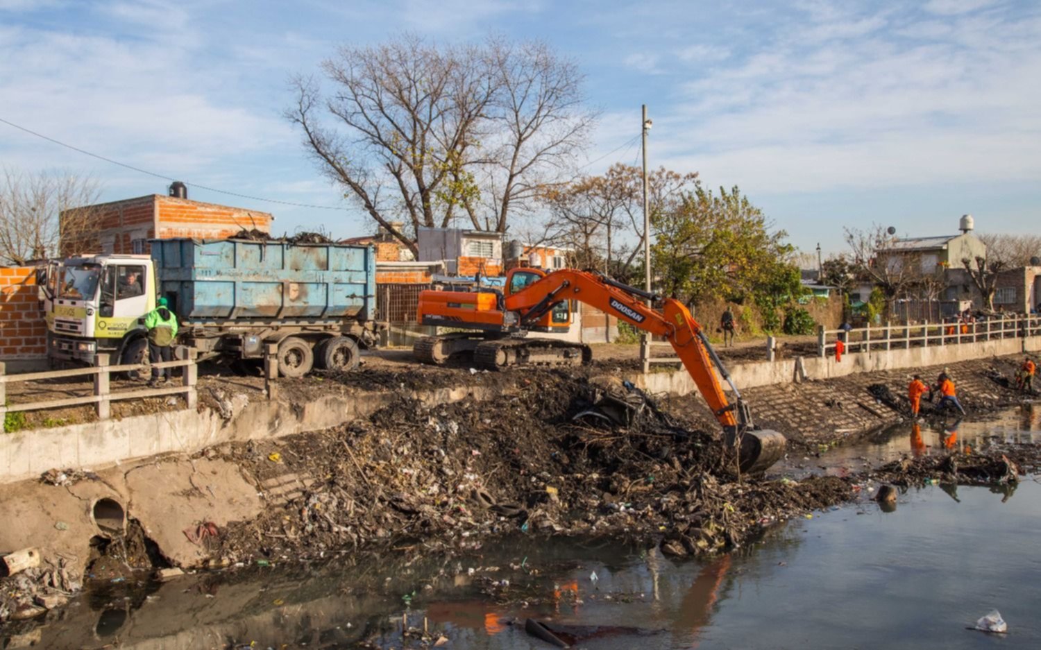 Operativos de limpieza y saneamiento en arroyo Las Piedras