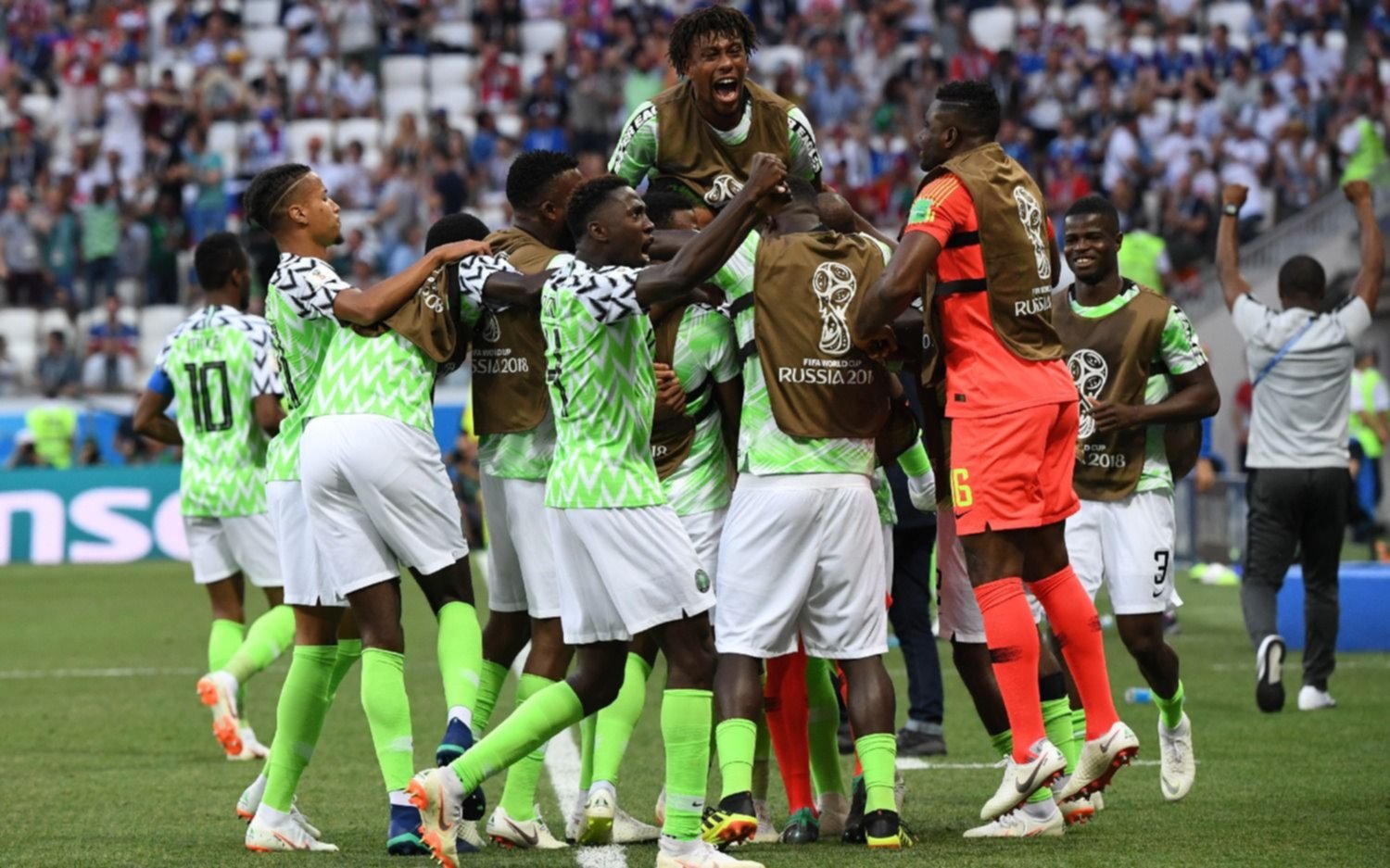 Nigeria hizo lo suyo contra Islandia y le dio vida a Argentina