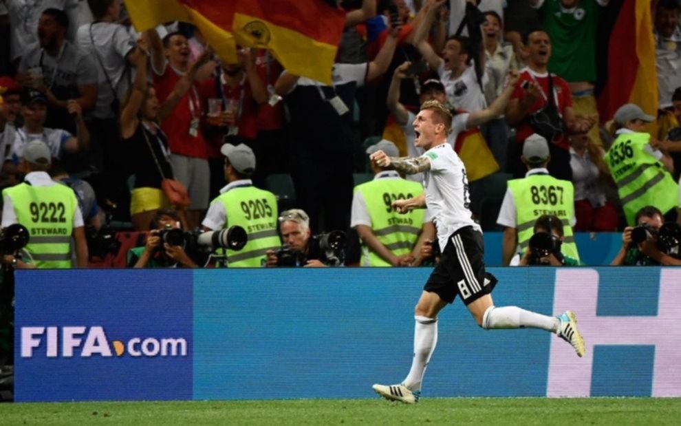 Con un golazo de Kroos en el último segundo de juego, Alemania le ganó a Suecia