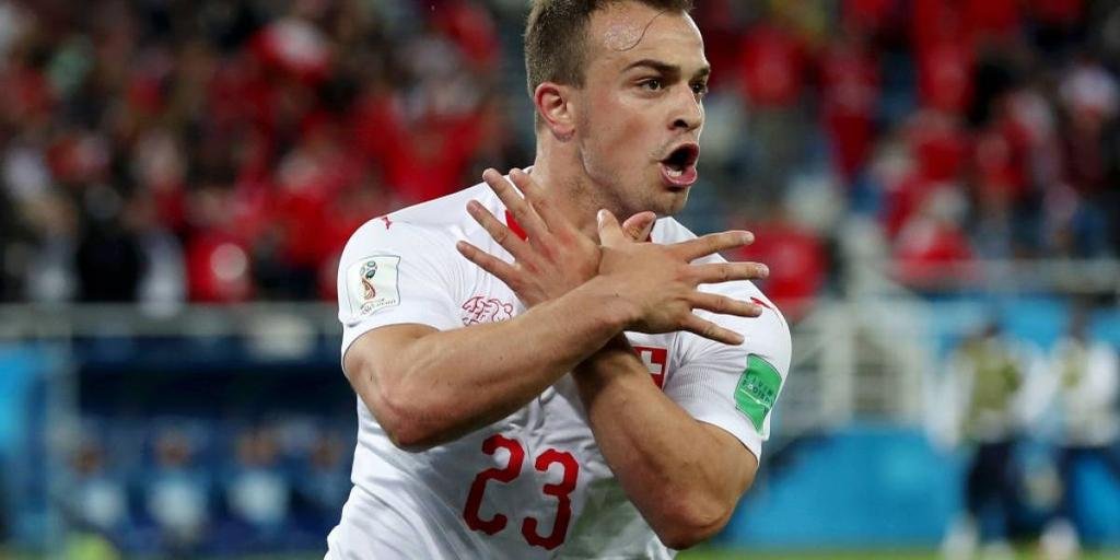 Shaqiri y Xhaka, dos figuras de Suiza, podrían ser suspendidos por realizar gestos “políticos”