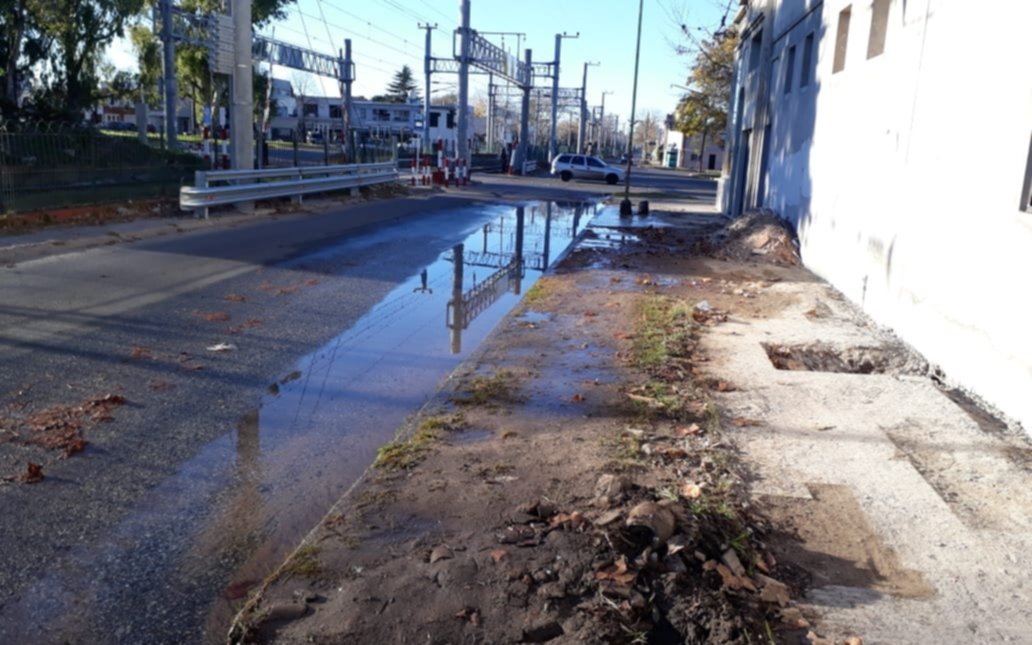 Reclamo por una caudalosa pérdida de agua en 1, 531 y 532