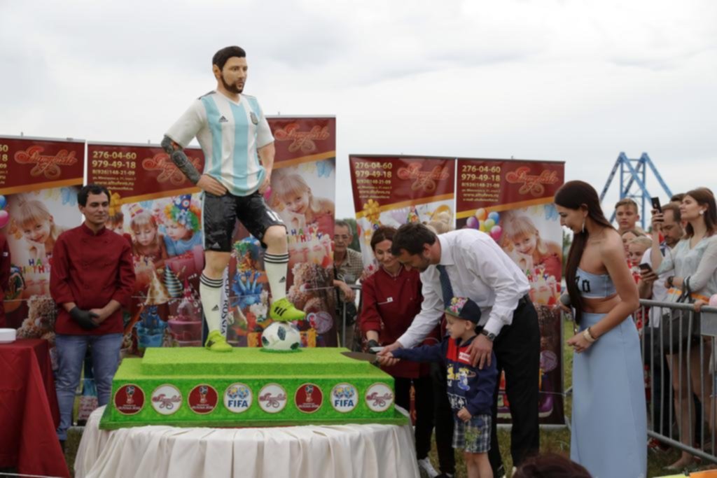 Bronnitsy le festejó el cumpleaños a Messi, que celebró puertas adentro