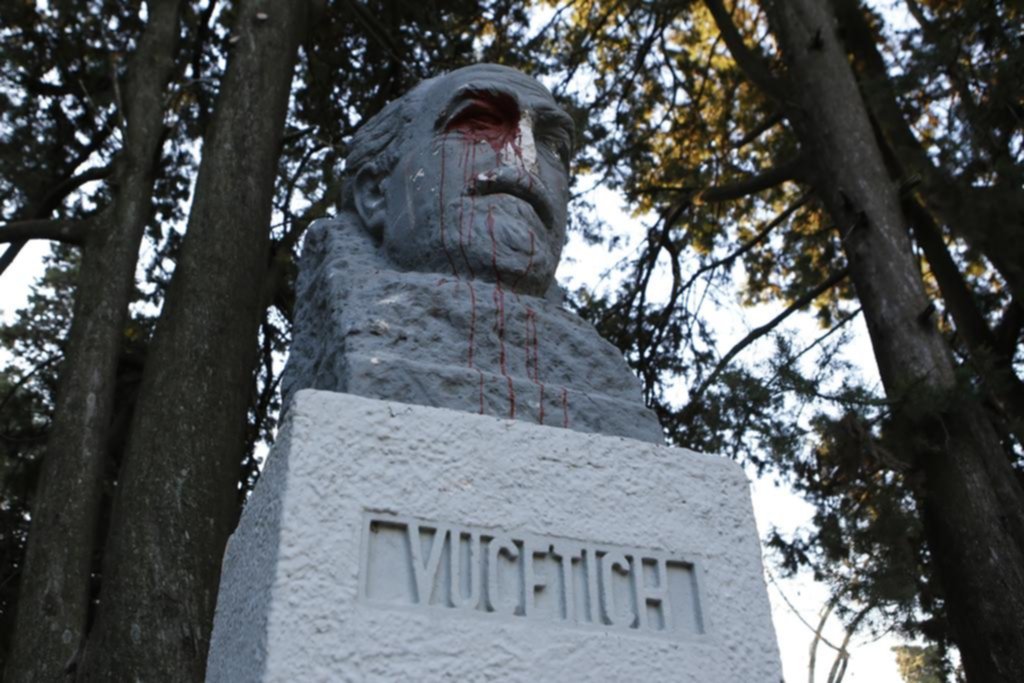 El vandalismo se ensañó con el grupo de monumentos en homenaje a los Cinco sabios