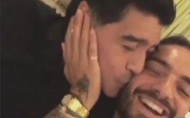 Maluma y Maradona, a puro beso, en Rusia