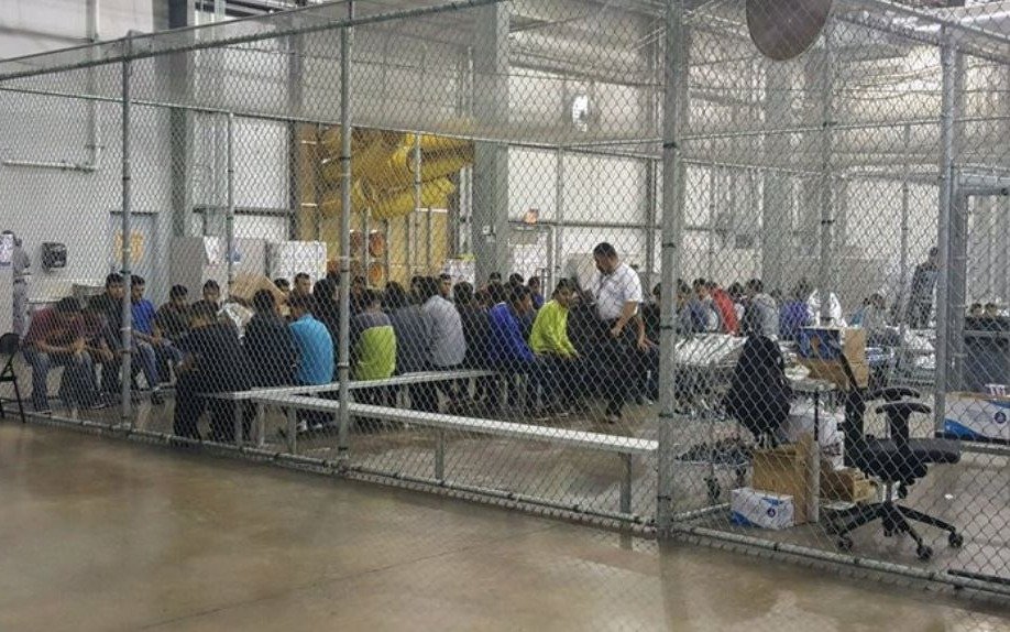 Parodian hoteles de Trump con fotos de centros de detención