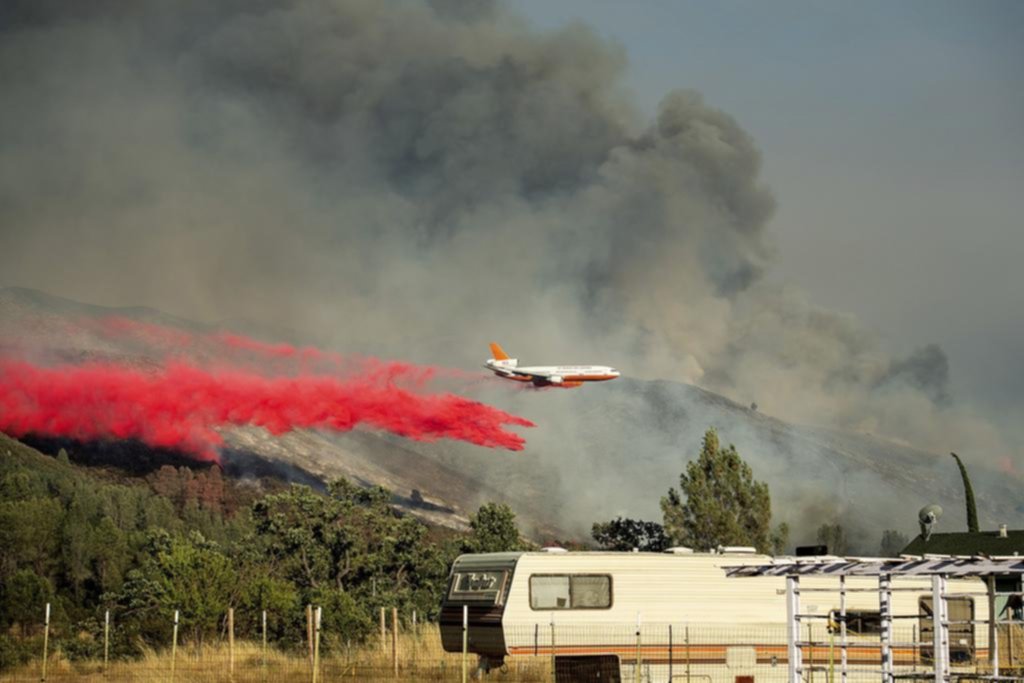 Está fuera de control un destructivo incendio en el norte de California