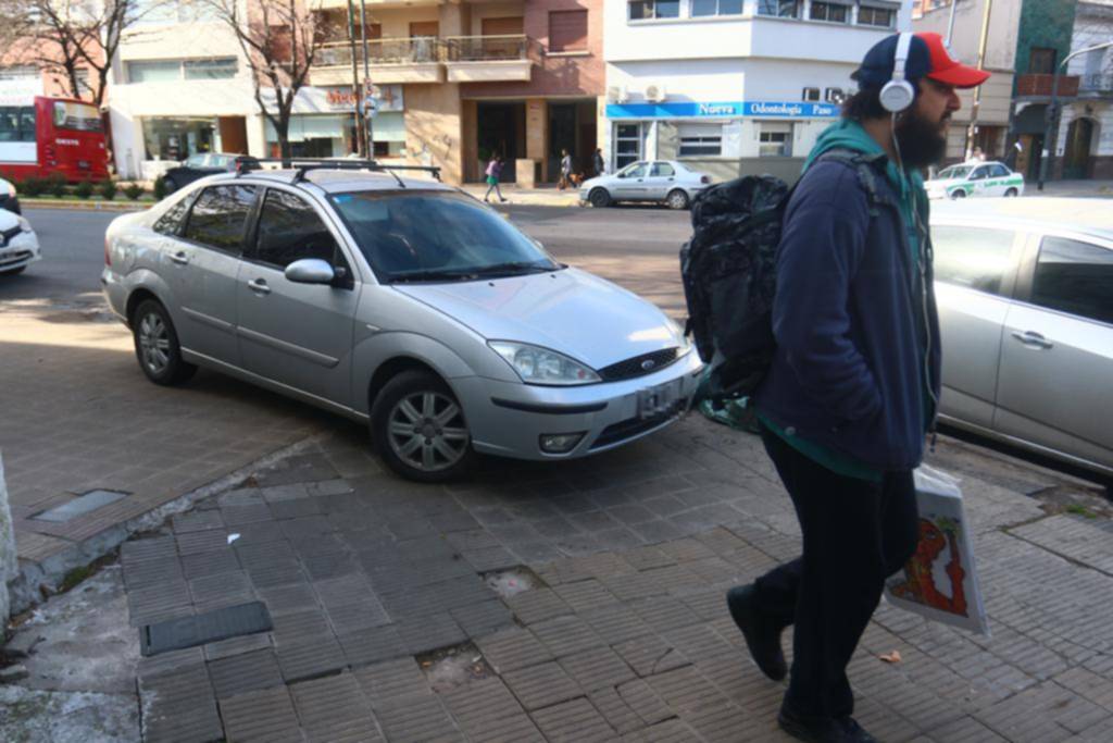 Esquivar los autos estacionados en las veredas, el nuevo deporte para peatones