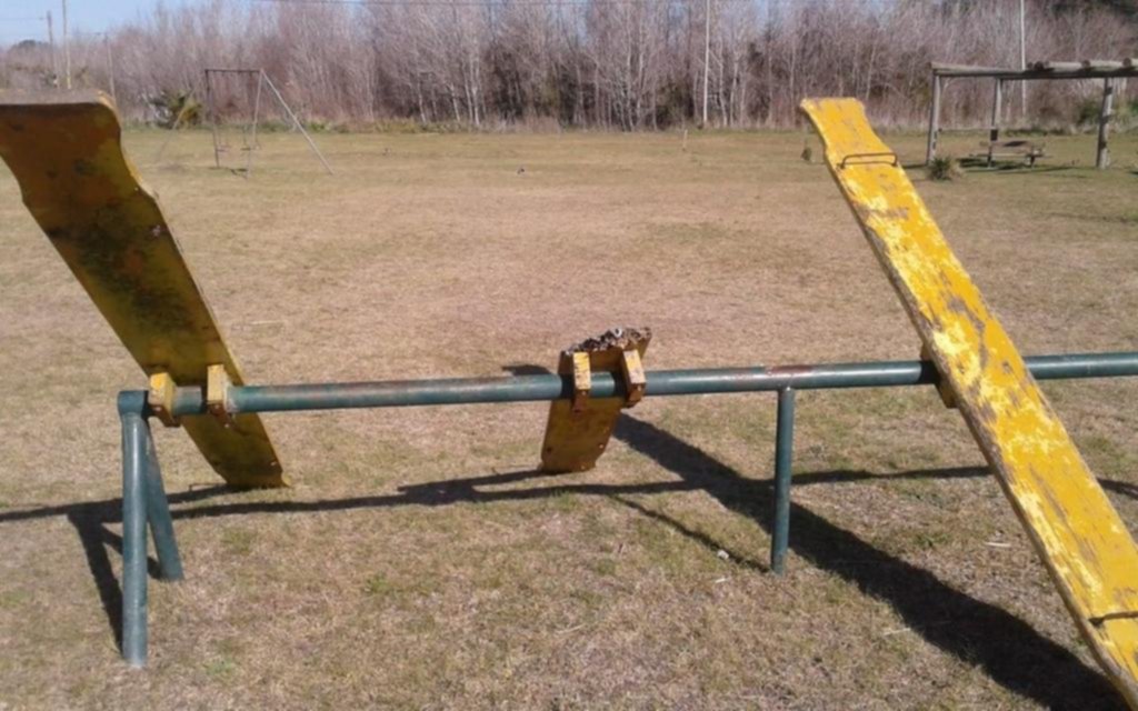 Juegos abandonados en una plaza de City Bell